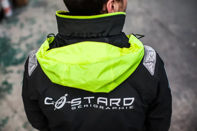 Veste de travail marquée au dos