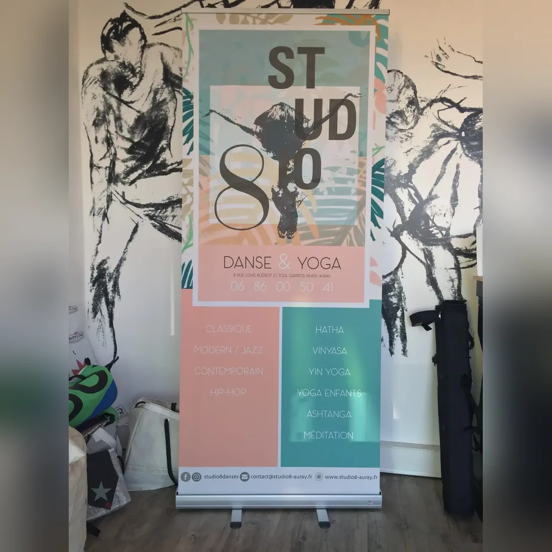 Custom roll-up banner